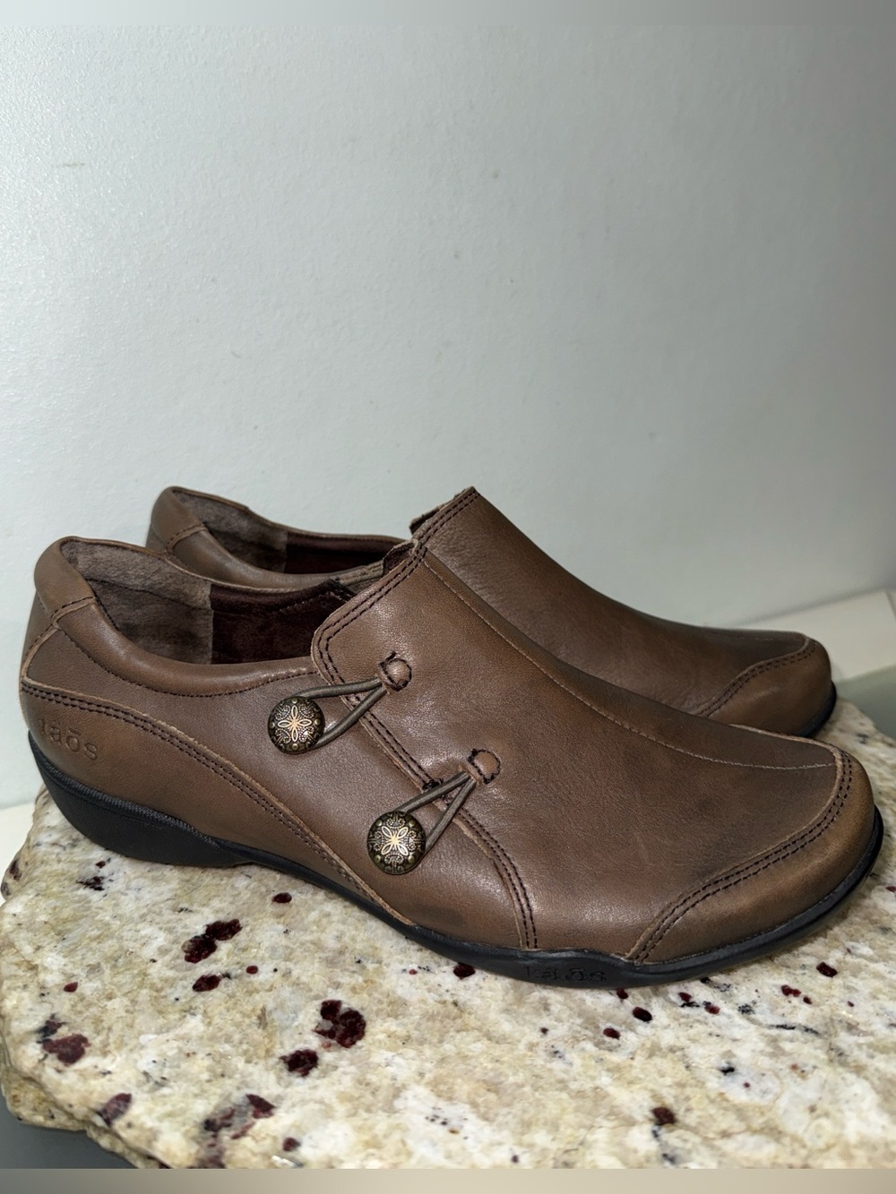Taos Encore Brown Leather Slip On Comfort Shoe Bungie Closure Medallion Accent 7